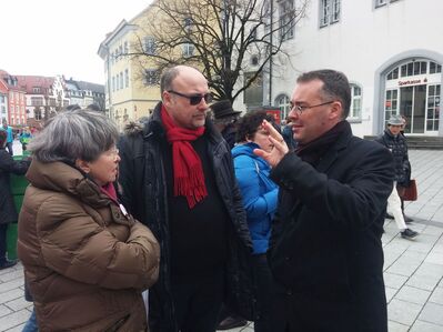 Peter Friedrich im Gespräch mit Bürgern