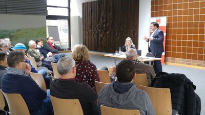 Heike Engelhardt und Martin Gerster erläutern die Inhalte