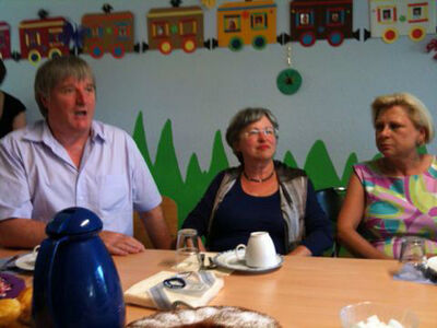 Pfarrer Hübschle, Gisela Müller und Hilde Mattheis beim Besuch des Treffs