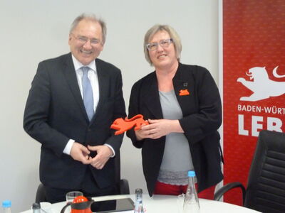 Die Stadt Ravensburg bekommt 1,9 Millionen Euro. Darüber freuen sich Peter Hofelich und Heiek Engelhardt