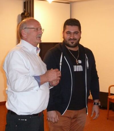 Der Vorsitzende begrüsst das Neu-Mitglied Aliyar Aras
