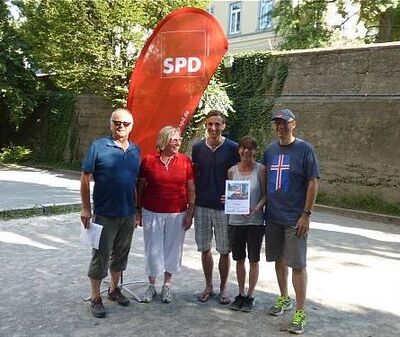 Ortsvereinsvorsitzender Manfred Ströhm und Bundestagskandidatin Heike Engelhardt gratulierten dem glücklichen Siegerteam