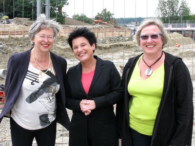 Kreisrätin Gisela Müller und Heike Engelhardt vom Ortsverein haben sich mit Katrin Altpeter an der Baugrube getroffen.